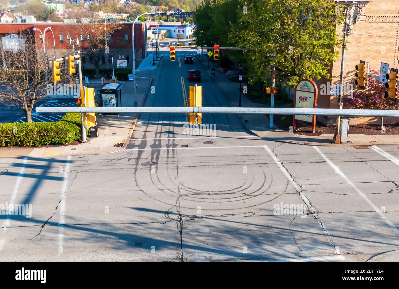 Mit Blick auf eine Kreuzung in der Shadyside Nachbarschaft mit vier Rotlichtlampen an einem sonnigen Frühlingstag, Pittsburgh, Pennsylvania, USA Stockfoto