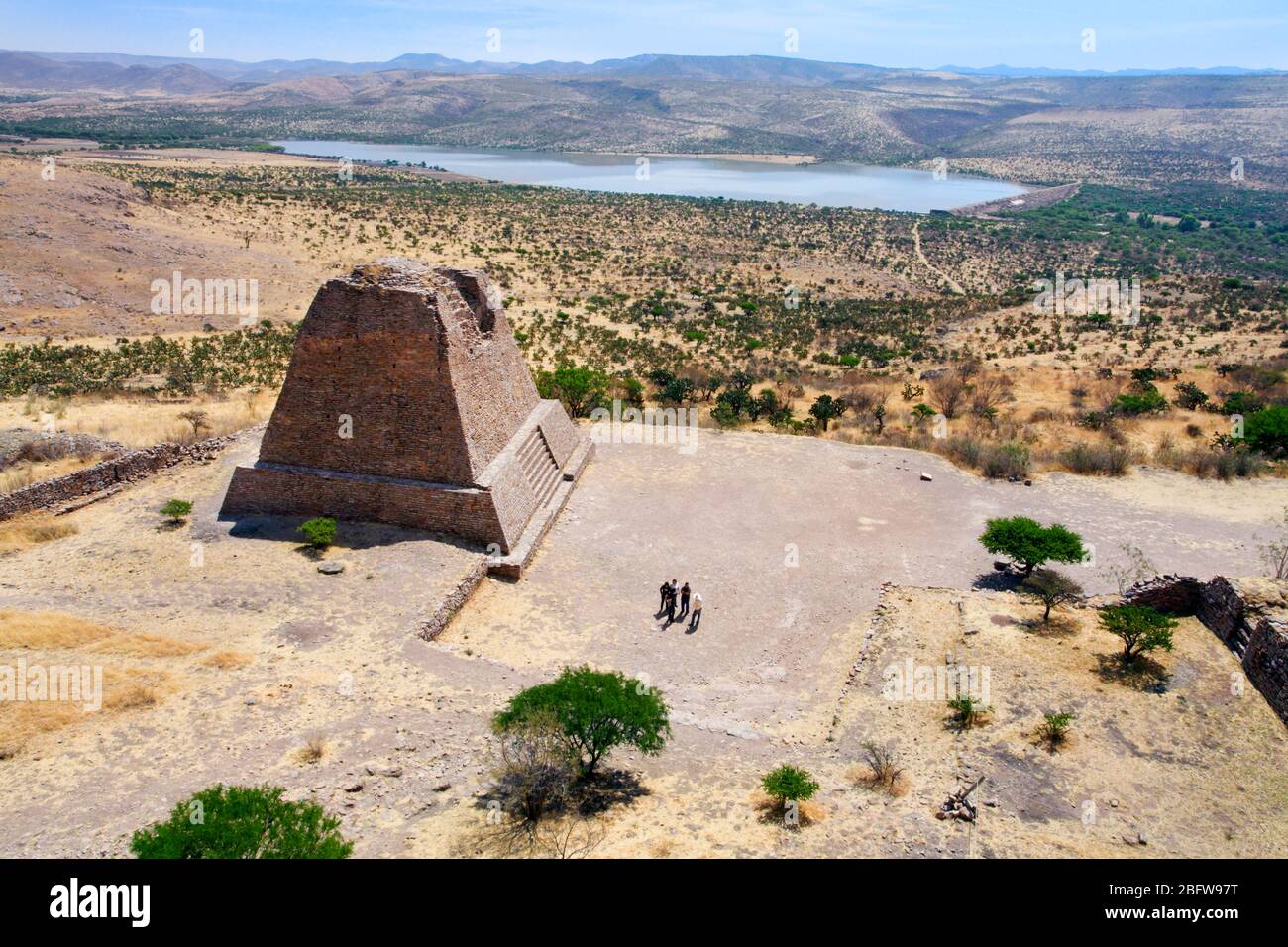 Ein Führer erklärt die Geschichte der Votif Pyramide in den Ruinen von La Quemada in Zacatecas, Mexiko. Stockfoto