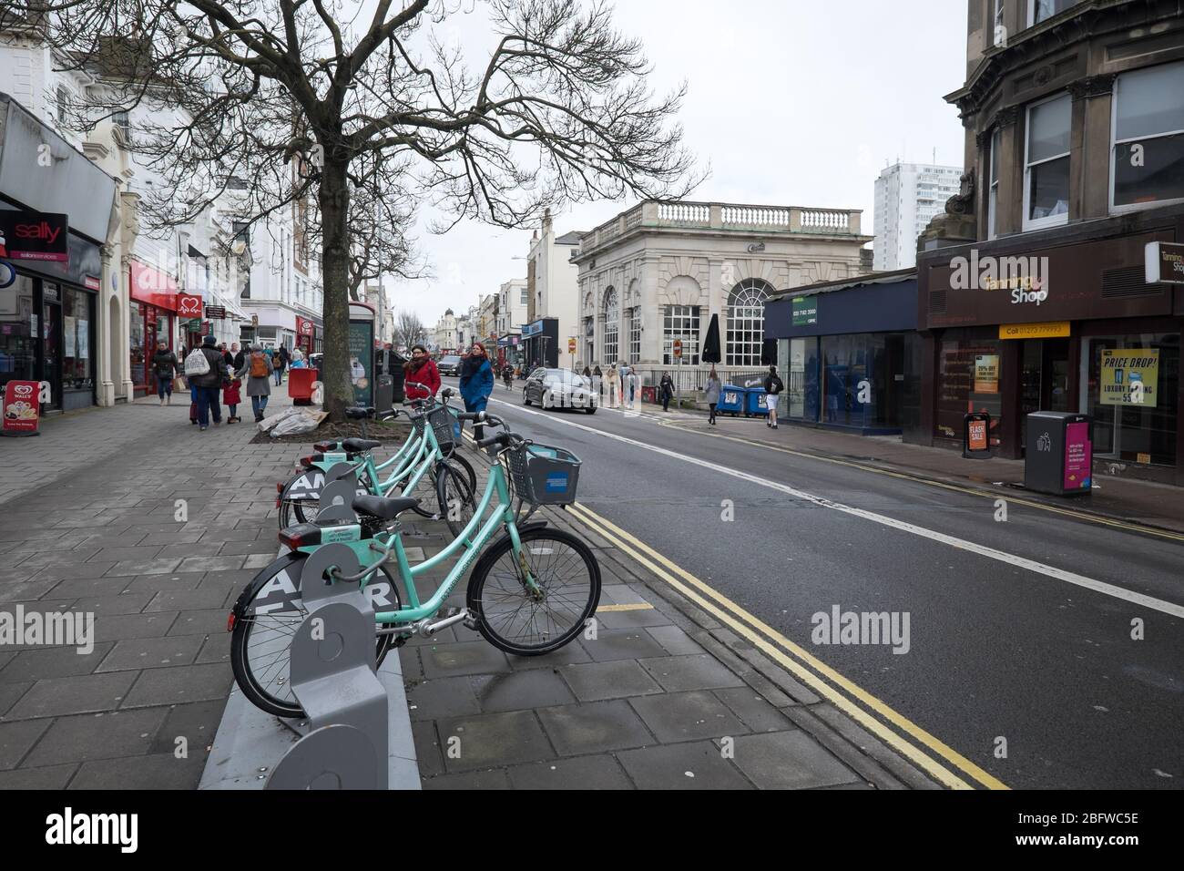 Brighton, Sussex, Großbritannien - 9. März 2020: E-Bike-Verleih an der Western Road in der Stadt Stockfoto