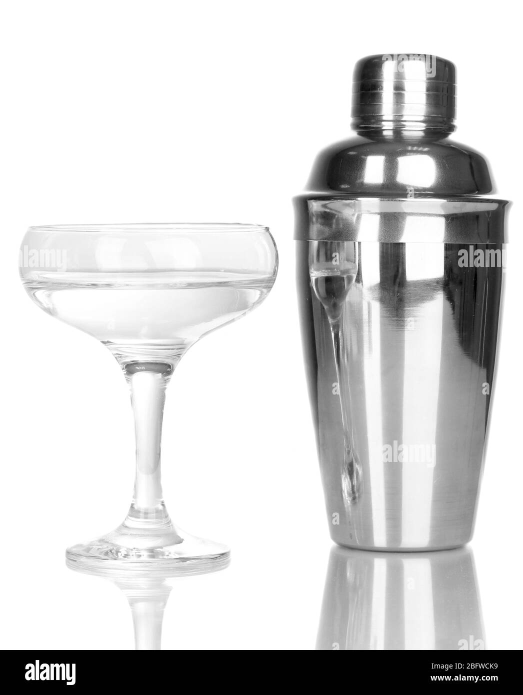 Leckerer transparenter Cocktail isoliert auf Weiß Stockfoto