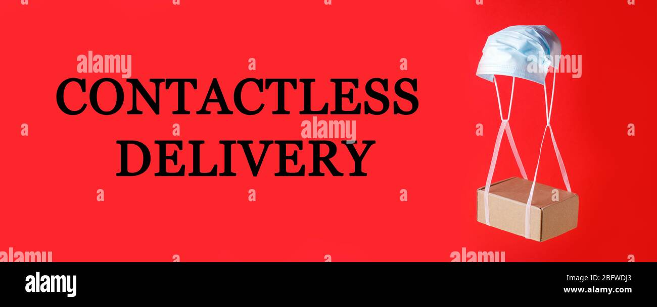 Quarantäne, kontaktlose Lieferung während eines pandemischen Coronavirus Covid-19. Zu Hause bleiben, Online-Shopping, trendy Farbblock Konzept, Box hängen an sli Stockfoto