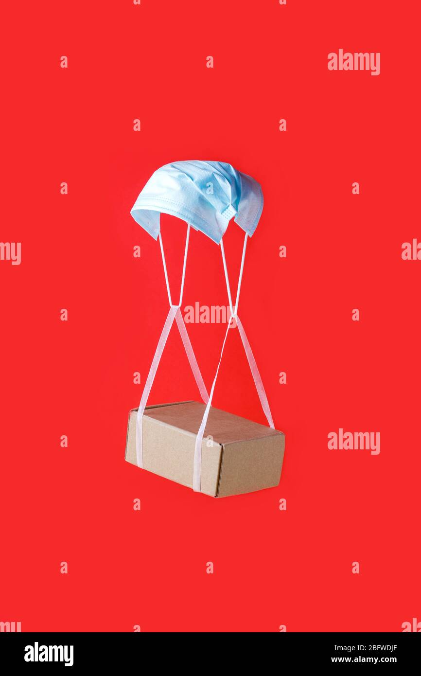 Quarantäne, kontaktlose Lieferung während eines pandemischen Coronavirus Covid-19. Zu Hause bleiben, Online-Shopping, trendy Farbblock Konzept, Box hängen an sli Stockfoto
