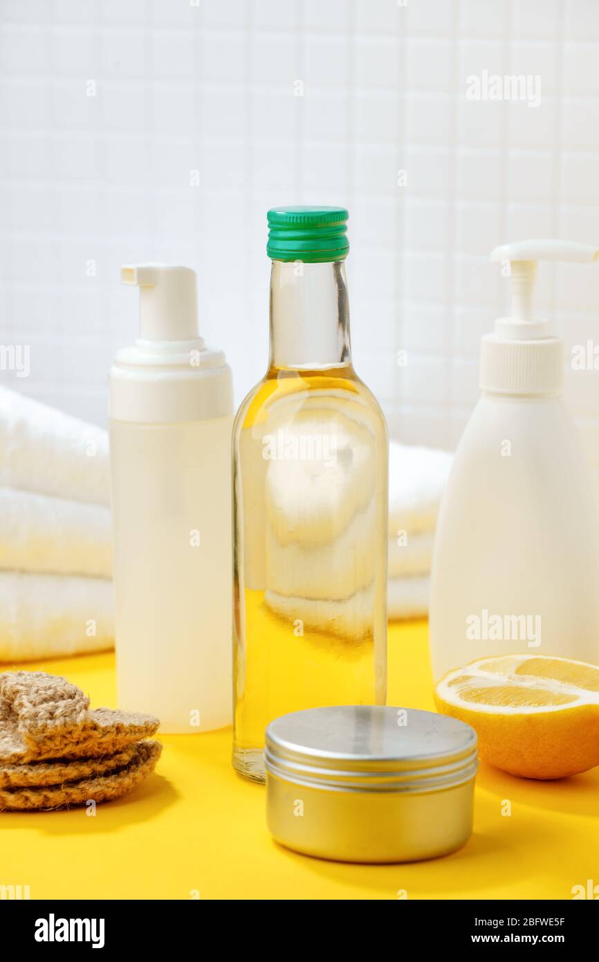 Set von umweltfreundlichen natürlichen Reinigungsmittel auf gelben Küchentisch: Soda, ätherische Öle, Zelluloseschwamm, Lumpen, Zitrone, Seife, Essig. Keine Verschwendung, Stockfoto