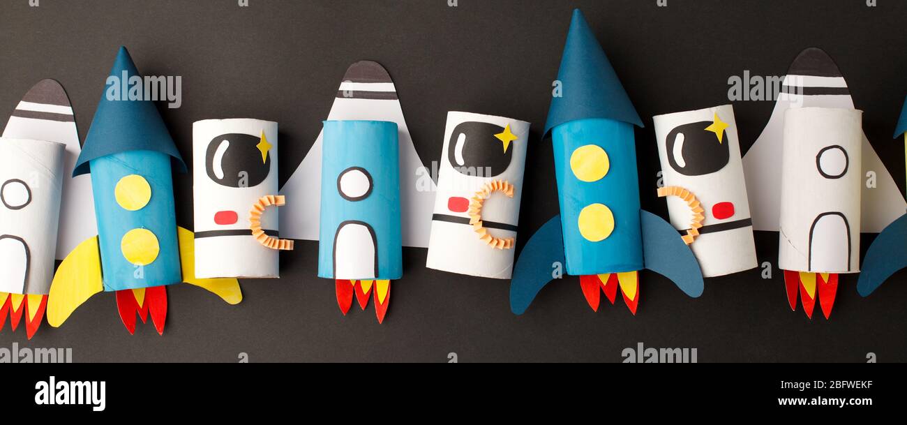 Schule Kindergarten Handwerk, Papier Raumschiff, Shuttle, Astronaut auf schwarzem Hintergrund mit Kopierraum für Text. Party Konzept Handwerk, diy, kreativ i Stockfoto