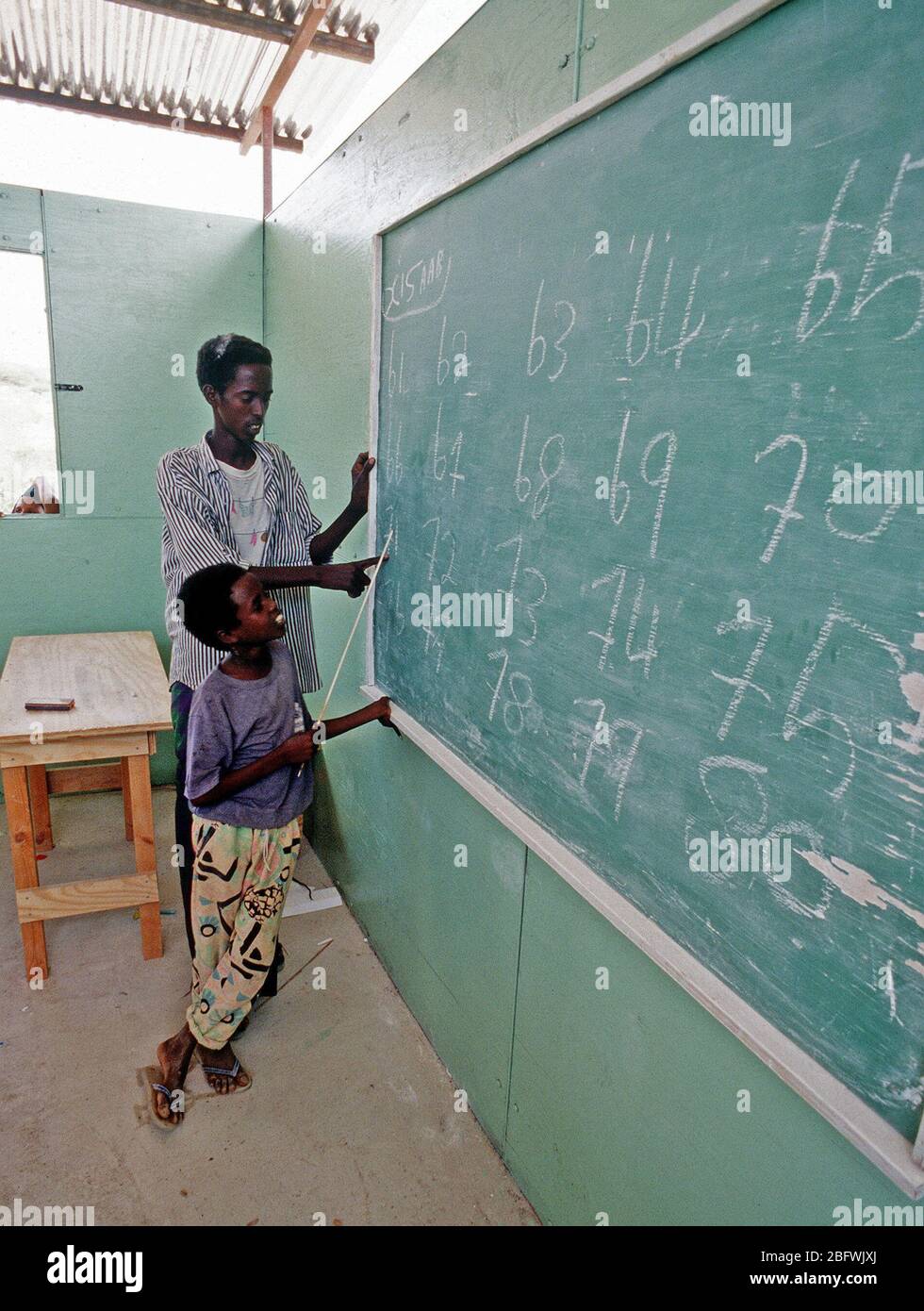 Kinder besuchen die Klassen in einer Schule Haus in Belet Uen, Somalia. Die Schule wurde von den Deutschen für die Kinder in Belet Uen zur Unterstützung der Operation der Vereinten Nationen in Somalia (Unosom) II. erbaut. Stockfoto