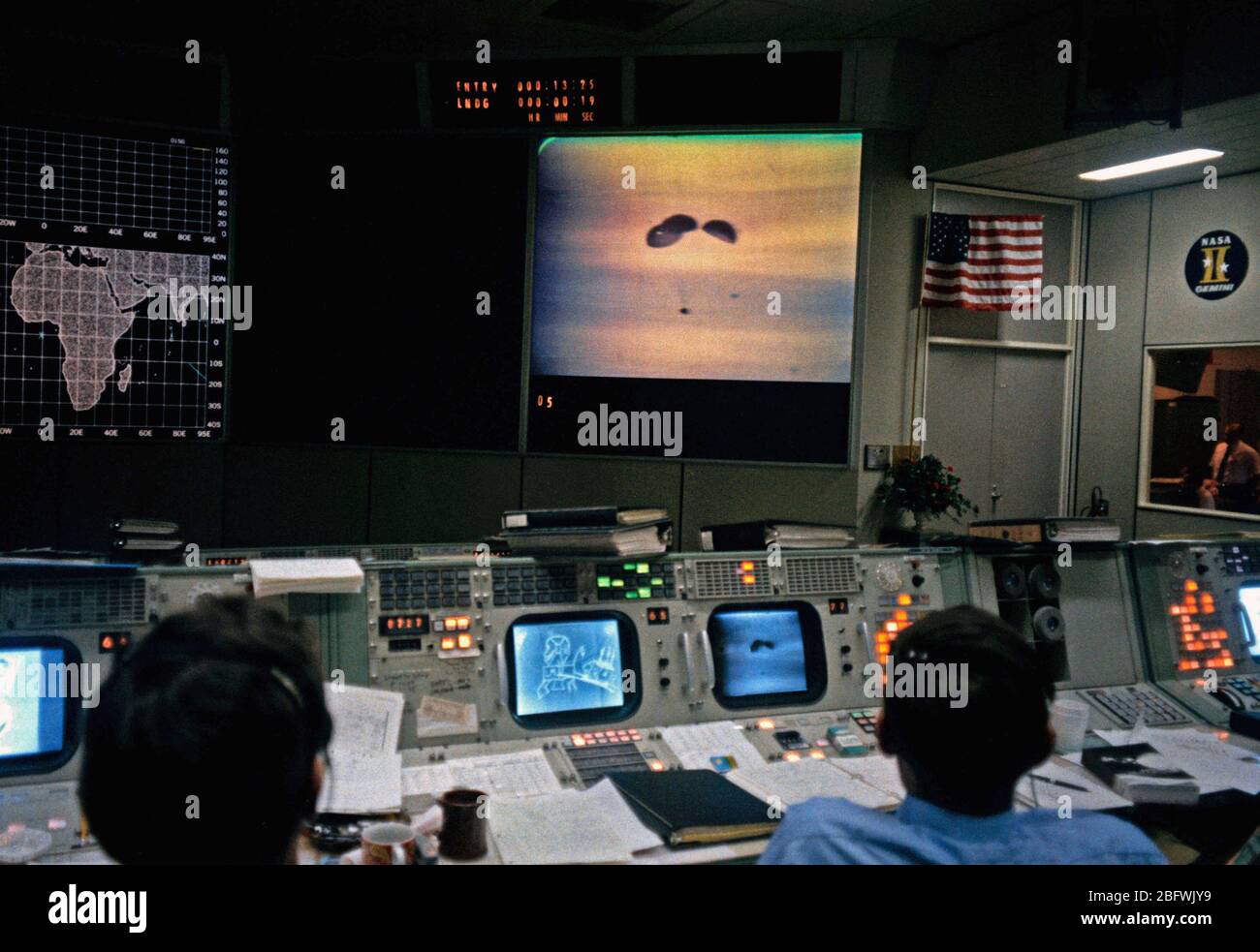 (17 April 1970) --- Zwei Flight Controller mann Konsolen in den Missionen Operations Control Room (Mocr) des Mission Control Center (MCC) an der bemannte Raumfahrzeuge Center (MSC), Houston, Texas, nur Vor der Wasserung im Südpazifischen Ozean aufgetreten. Stockfoto