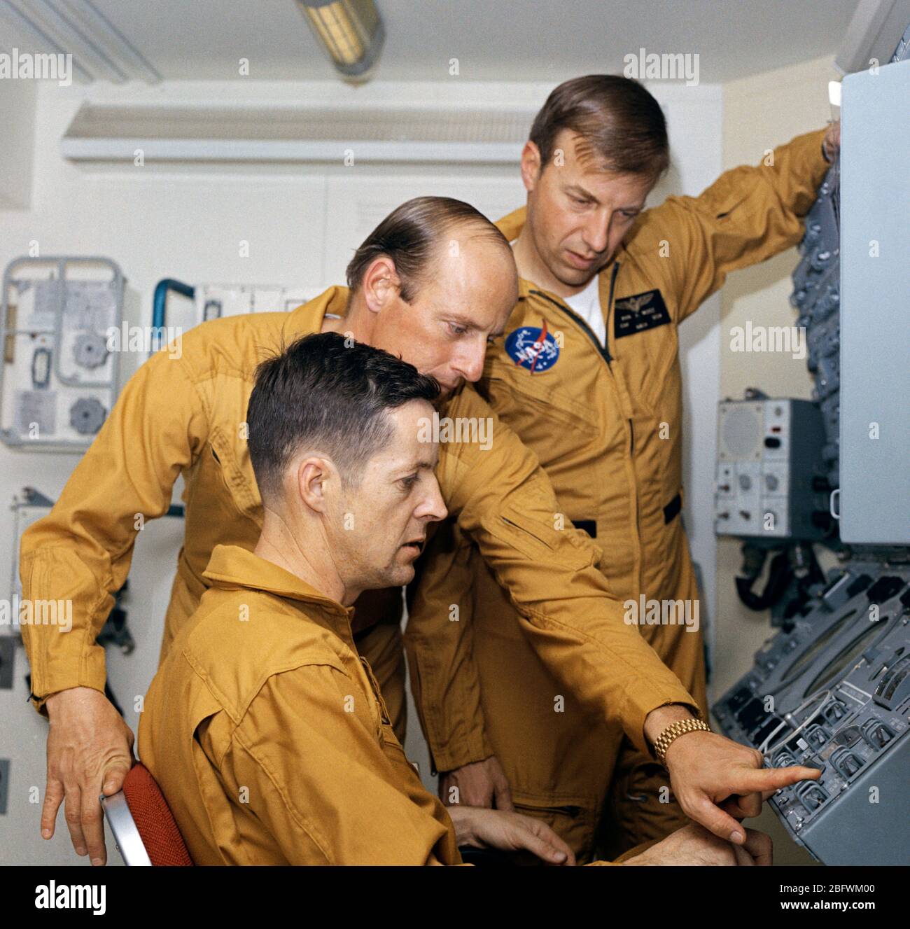 S 72-17512 (19 Jan. 1972) - - - diese drei Männer sind die Besatzungsmitglieder für die erste bemannte Skylab Mission. Sie sind Astronauten Charles Conrad jr., Commander, stehend links; Wissenschaftler - Astronaut Joseph S. Kerwin, sitzt; und Astronaut Paul J. Weitz, Pilot. Sie wurden fotografiert und während eines 'open house' drücken Sie Tag in der realistischen Atmosphäre der mehrere Docking Adapter (MDA) Trainer in der Mission, Simulation und Training Facility der bemannte Raumfahrzeuge Center (MSC) interviewt. Stockfoto