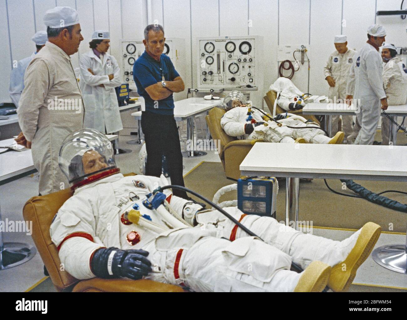 (26 Juli 1971) - - - Die drei Astronauten der Apollo 15 gehen durch passend in das Kennedy Space Center (KSC) bemannte Raumfahrzeuge Betriebsgebäude (MSOB) während der Apollo 15 prelaunch Countdown. Sie sind David R. Scott (Vordergrund), Commander; Alfred M. Nordworden (Mitte), Befehl Modul Pilot; und James B. Irwin (Hintergrund), Lunar Module Pilot. Stockfoto