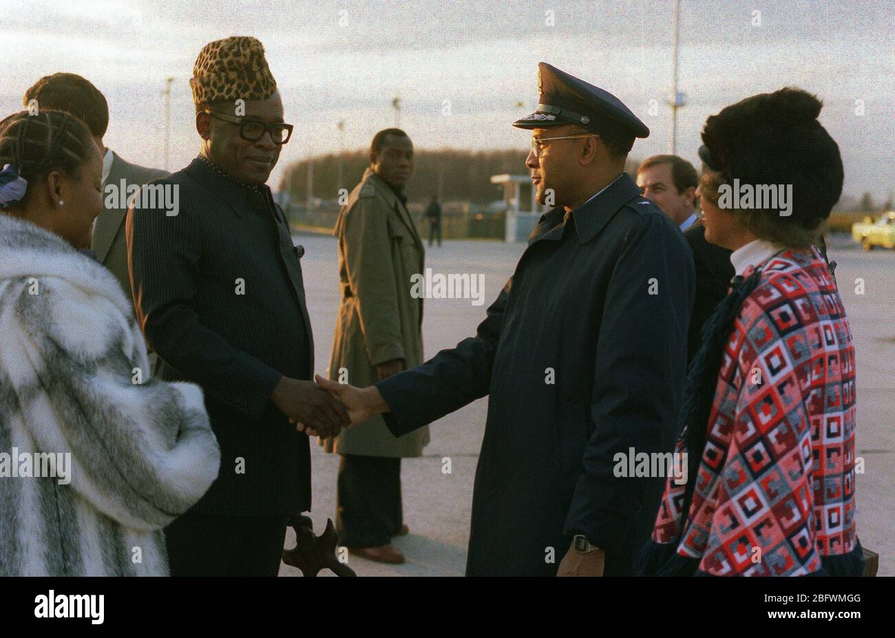 1981 - Präsident Mobutu Sese Seko aus Zaire, schüttelt Hände mit BGEN Durham vor der Abfahrt. Stockfoto