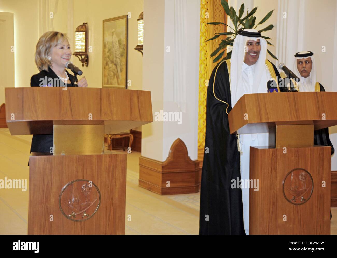 Us-Außenministerin Hillary Rodham Clinton spricht auf einer Presse frei mit Qatar Premierminister/Außenminister Scheich Hamad Bin Jassim Al Thani in Doha, Katar, 14. Februar 2010. Stockfoto