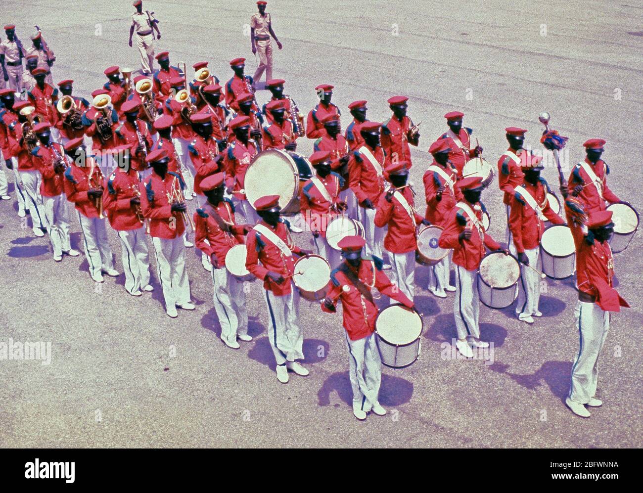1983 - Ein somalischer Streitkräfte Band geht in Überprüfung während der Übung östlichen Wind '83 Zeremonie. Östlichen WIND ist die amphibische Landung Phase der Übung Bright Star '83. Stockfoto
