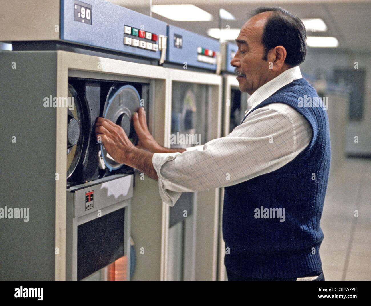 1989 - Computer Operator lädt Daten Bänder auf Laufwerke in der Luftwaffe Accounting und Finance Center Stockfoto