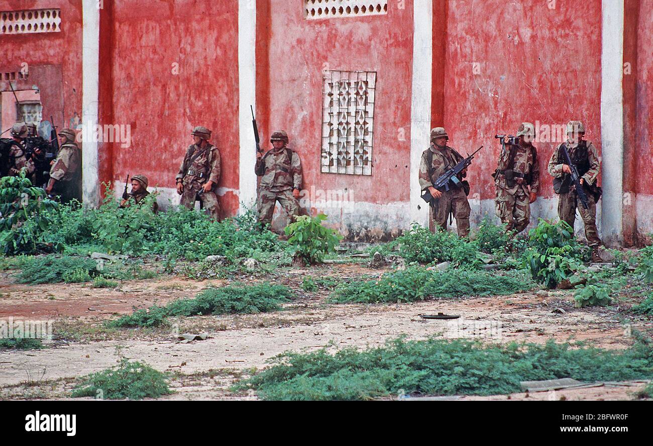 Marines der Task Force Somalia bereiten ein Gebäude für Waffen während des multinationalen Entlastung Bemühung Operation Restore Hope zu suchen. Stockfoto