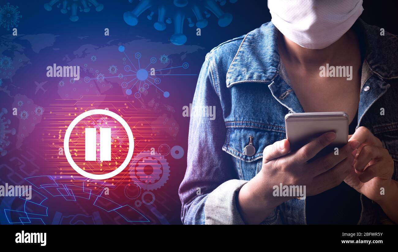 Tourist trägt eine Schutzmaske mit Handy auf Globus background.The Welt müssen aufgrund von Covid 19 Corona Virus pausieren,Stoppen Sie das Virus Covid-19 Stockfoto