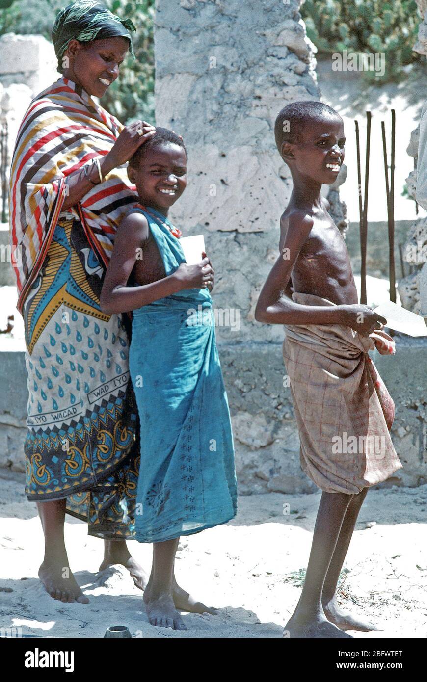 1993-A somalischen Familie steht im Einklang, während sie darauf warten, von einem Navy corpsman untersucht werden. Bekämpfung Service Support Abteilung 15 (CSSD-15) ist die Durchführung einer medizinischen civic Aktionsprogramm in den Straßen der Stadt während der multinationalen Entlastung Bemühung Operation Restore Hope. Stockfoto