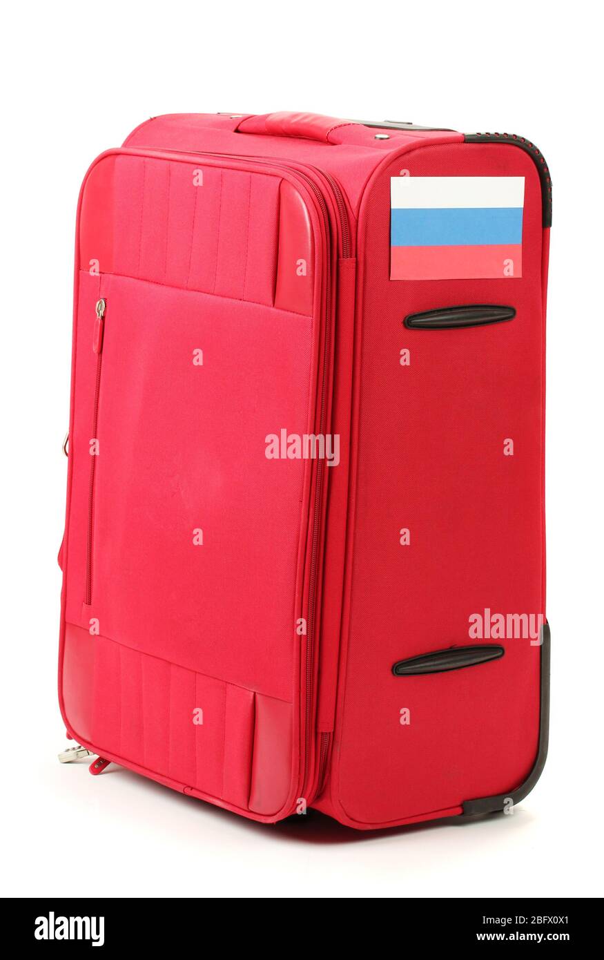 Roter Koffer mit Aufkleber mit Flagge der Russischen Föderation isoliert auf weiß Stockfoto