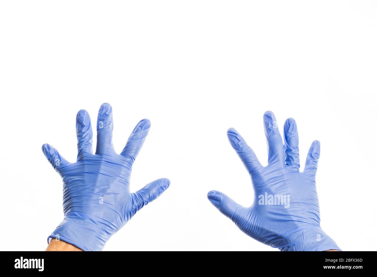 Hände von Menschen in medizinischen bunten Gummihandschuhen, isolieren auf weißem Hintergrund. Stockfoto