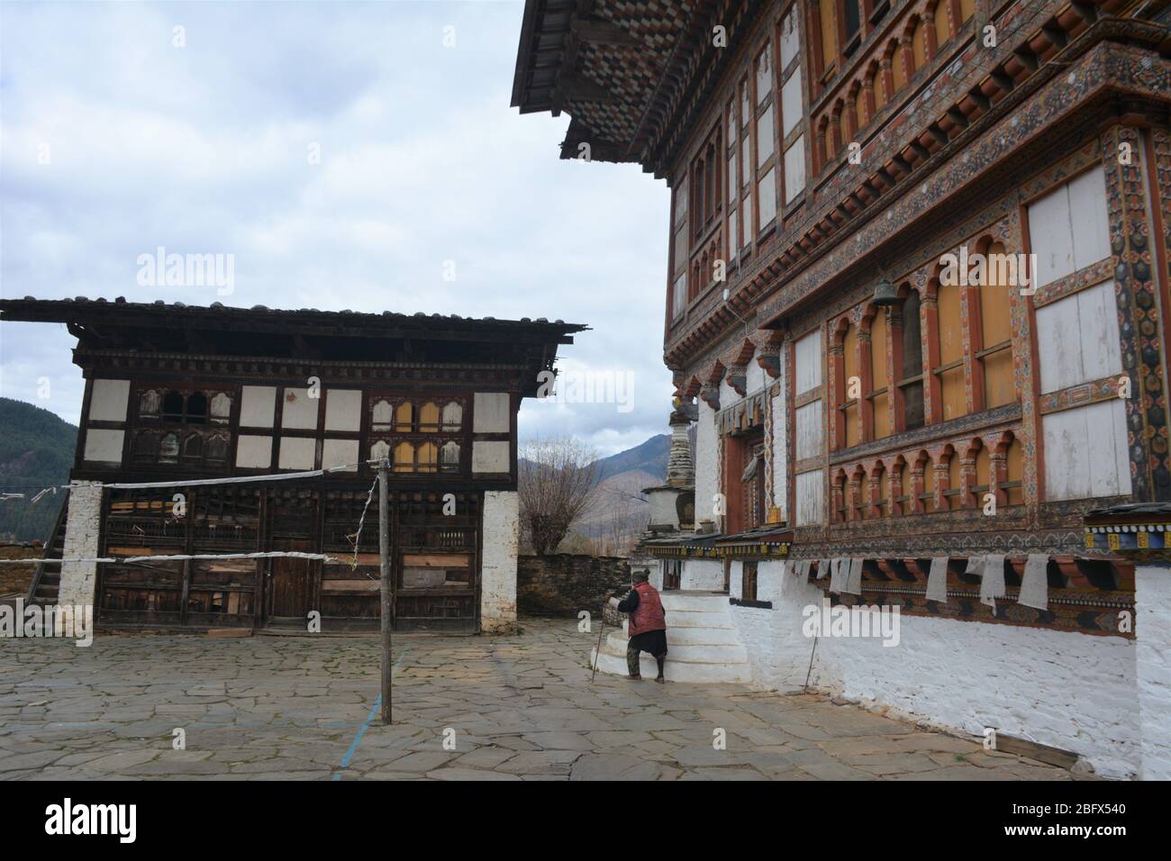 Der Hof des Ogyen Choling Palace and Museum, Tang Valley, Bhutan, ist eine ehemalige königliche Residenz mit einigen faszinierenden kulturellen Artefakten. Stockfoto