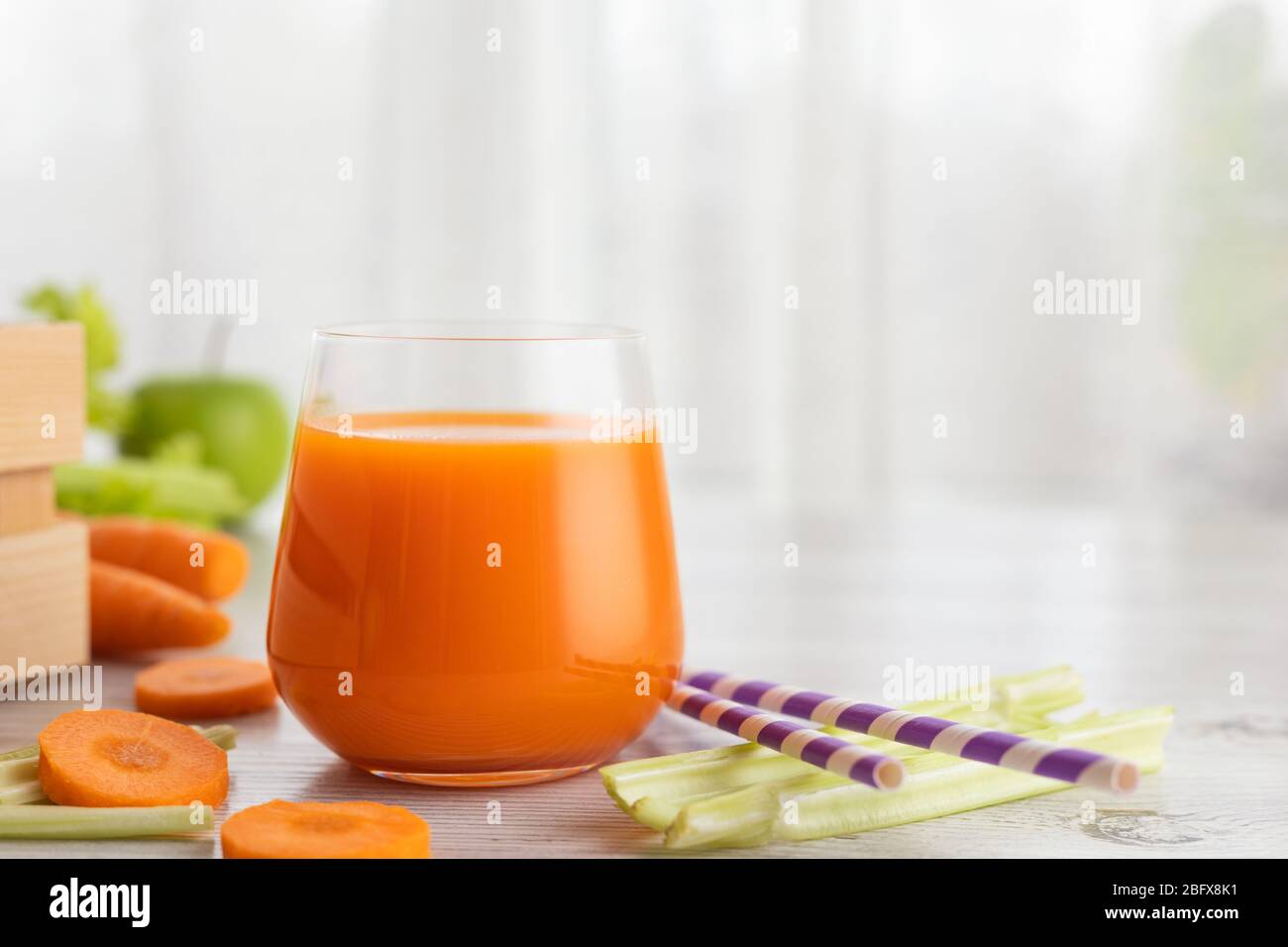 Glas mit Karottensaft und Sellerie. Das Konzept einer gesunden Ernährung oder Gewichtsverlust. Stockfoto