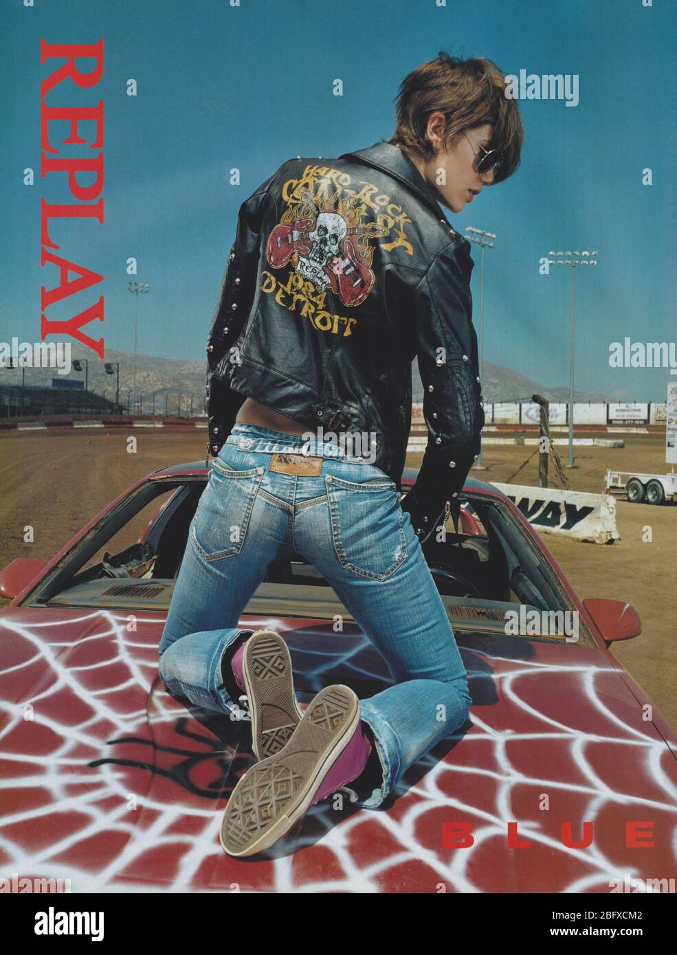 Poster Werbung Replay Denim, Casual Wear Jeans Marke in Magazin von 2004, Werbung, kreative Replay 2000s Anzeige Stockfoto