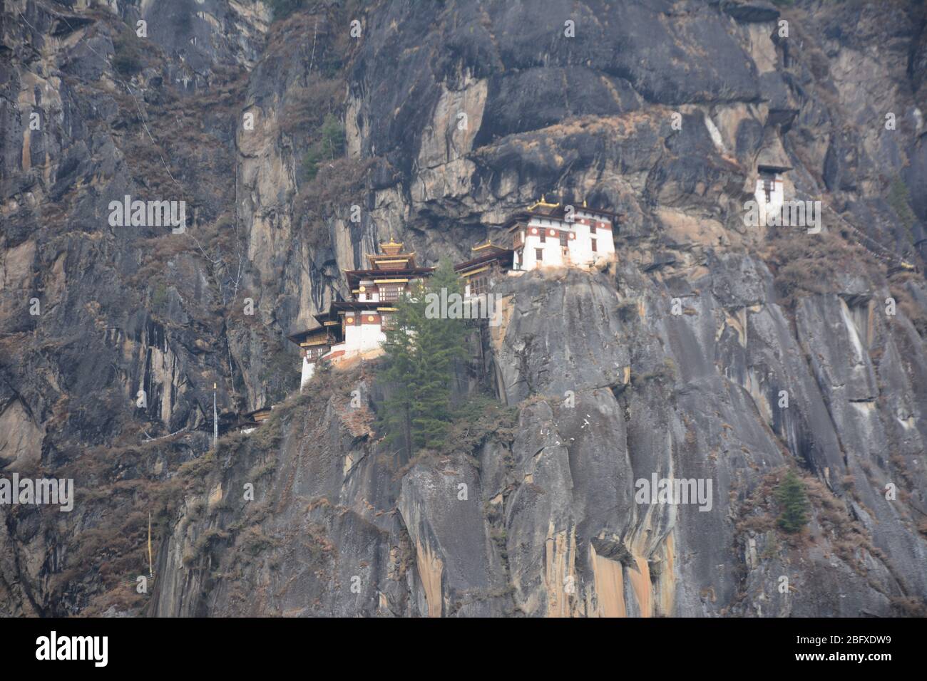 Fernansicht des Tiger's Nest Klosters von der Wanderung (auch bekannt als der Taktsang Weg nach Paro Taktsang), Bhutans beliebteste Touristenattraktion. Stockfoto