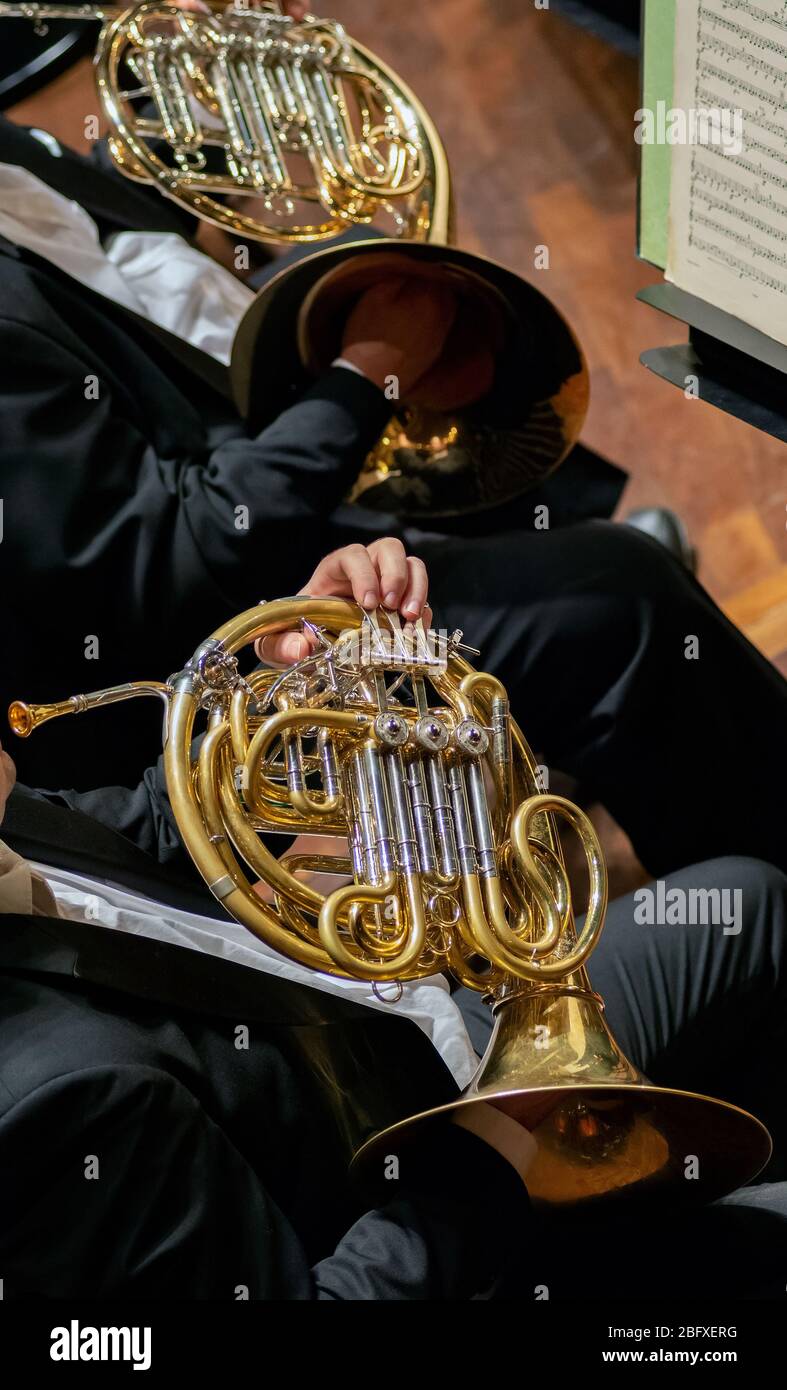 Französische Hornspieler beim Konzert der klassischen Musik.Keine erkennbaren Personen.Detail des Instruments und spielende Hände. Stockfoto