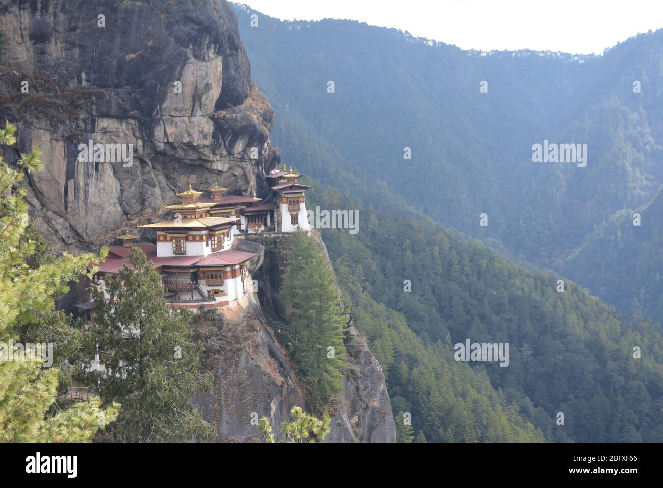 Das zum UNESCO-Weltkulturerbe gehörende Tigernest-Kloster (Paro Taktsang) ist Bhutans beliebteste touristische und kulturelle Anziehungspunkt und Beispiel für Dzong-Architektur. Stockfoto