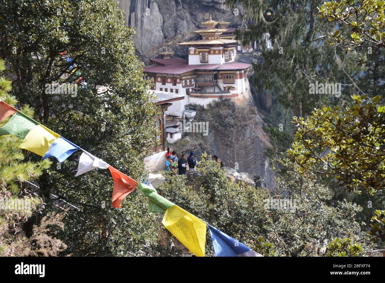 Besucher und Einheimische auf dem Weg zum Tiger's Nest Kloster (auch bekannt als der Taktsang Weg nach Paro Taktsang) ist Bhutans beliebteste Touristenattraktion. Stockfoto