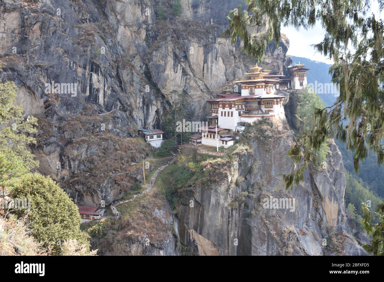 Das zum UNESCO-Weltkulturerbe gehörende Tigernest-Kloster (Paro Taktsang) ist Bhutans beliebteste touristische und kulturelle Anziehungspunkt und Beispiel für Dzong-Architektur. Stockfoto