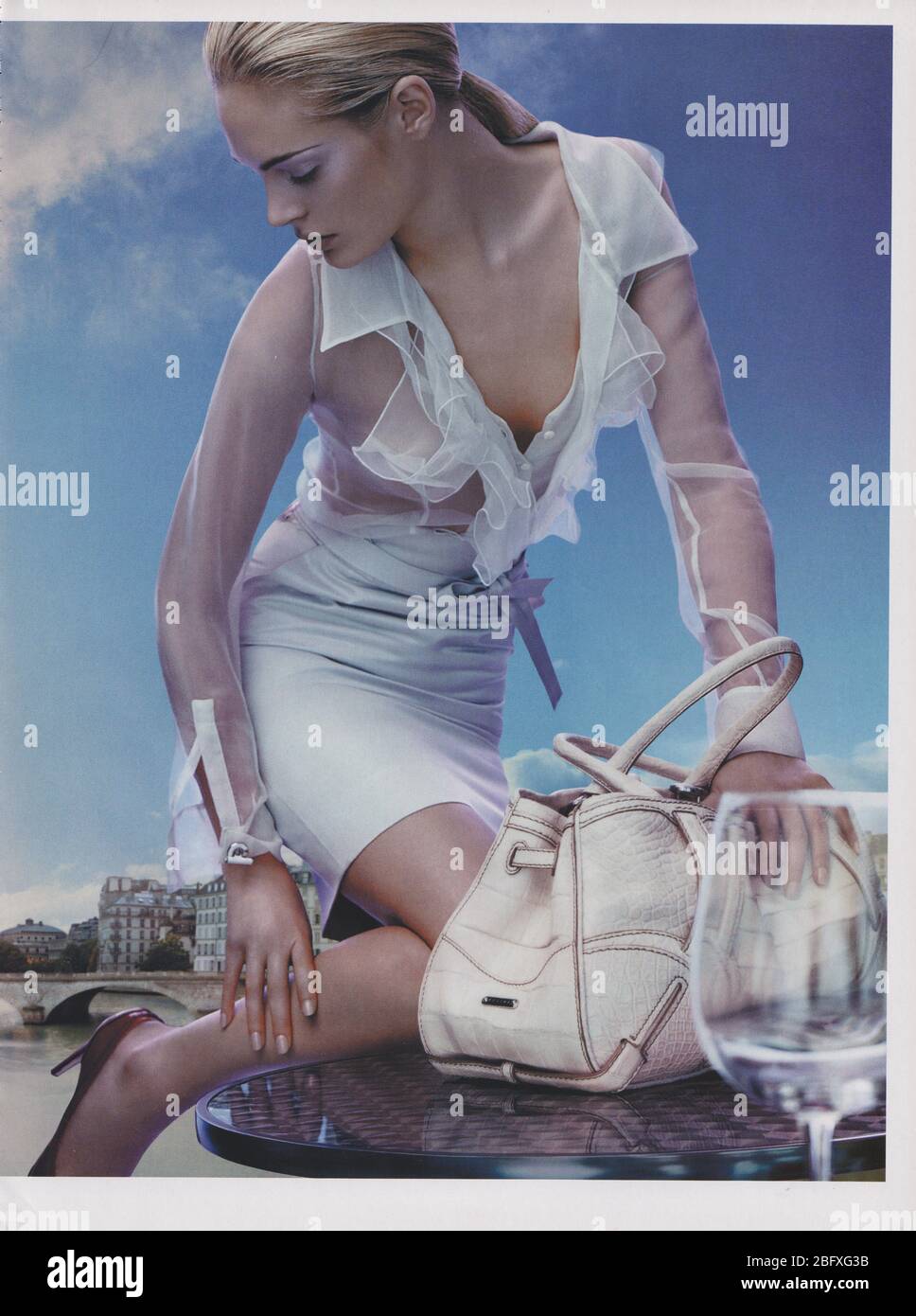 Plakat Werbung CELINE Fashion House in Papier-Magazin von 2007 Jahr, Werbung, kreative Celine Anzeige von 2000er Jahren Stockfoto