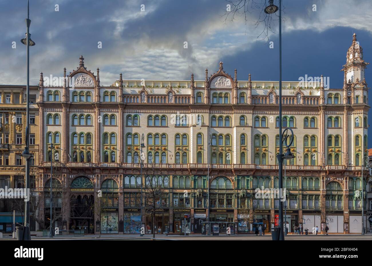 Fassade des berühmten Pariser Courtyard (Parizsi Udvar) von Hyatt Hotel, nach Eröffnung im Juni 2019. Ursprünglich Brudern Haus im Jugendstil gebaut.Bud Stockfoto