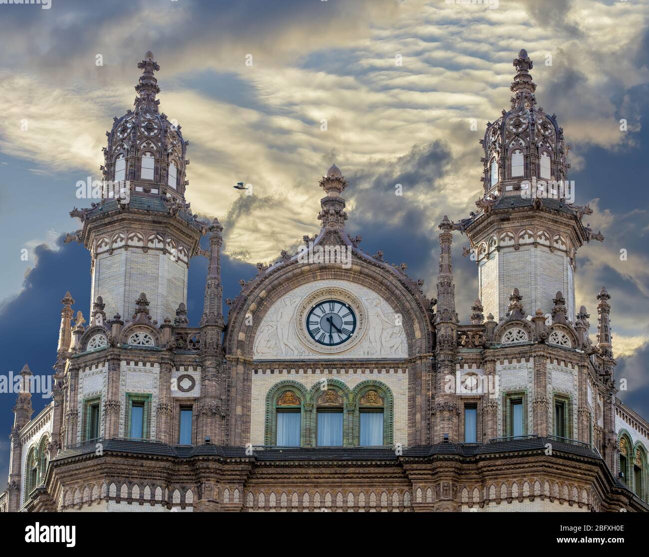 Das im Jugendstil erbaute Brudern House (Pariser Hof) ist mit Keramik verkleidete Fassade mit zwei verzierten Kuppeln und einem Uhrturm. Das Gebäude ist ein Juwel von Budapest Stockfoto