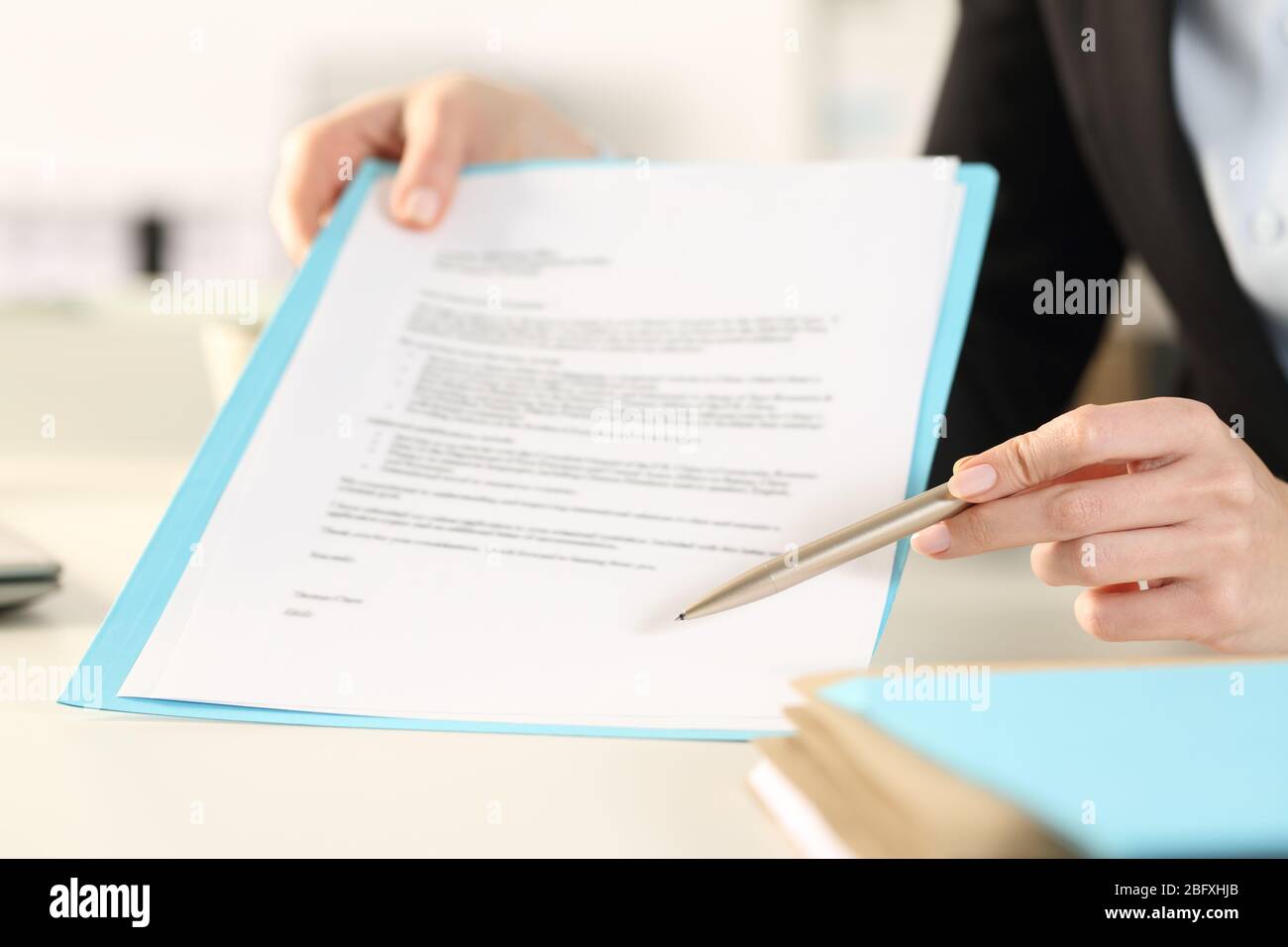 Nahaufnahme der Geschäftsfrau Hände zeigen und zeigen Vertrag Unterschrift Raum im Büro Stockfoto