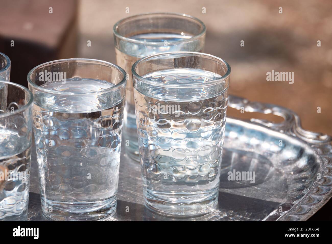 Gläser Wasser sind auf einem Metalltablett Stockfoto