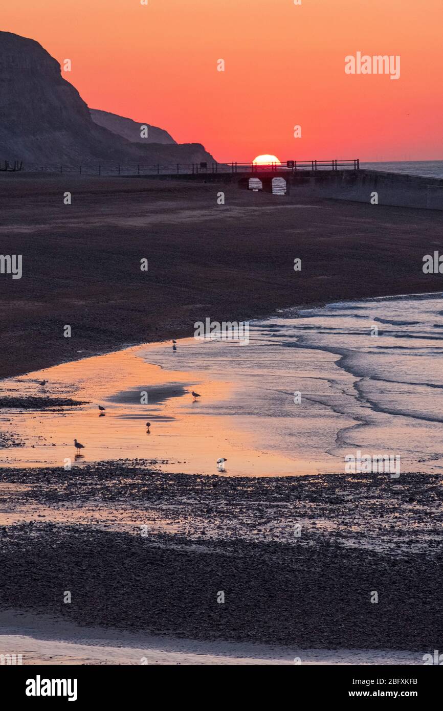 Hastings, East Sussex, 20. April 2020. Klarer Sonnenaufgang bei Ebbe am Hafen an einem kühlen Morgen, aber mit einem weiteren schönen sonnigen Tag in Aussicht. Carolyn Clarke/Alamy Live News Stockfoto