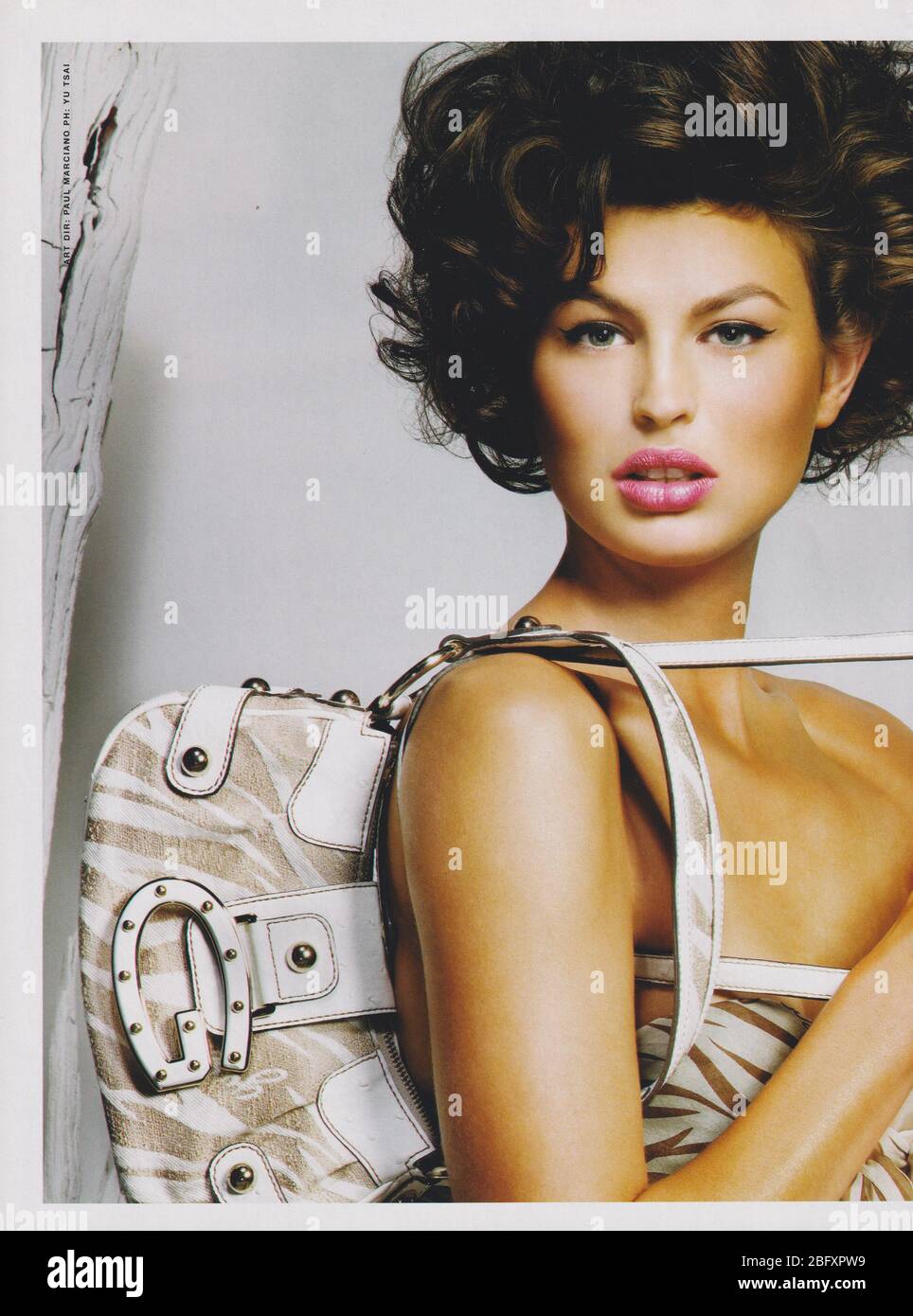 Poster Werbung GUESS mit Line GOST weibliches Modell in Papiermagazin aus 2007 Jahr, Werbung, kreative GUESS Werbung aus 2000er Jahren Stockfoto