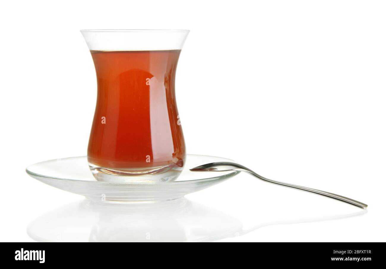 Ein Glas türkischen Tee, isoliert auf weiß Stockfoto