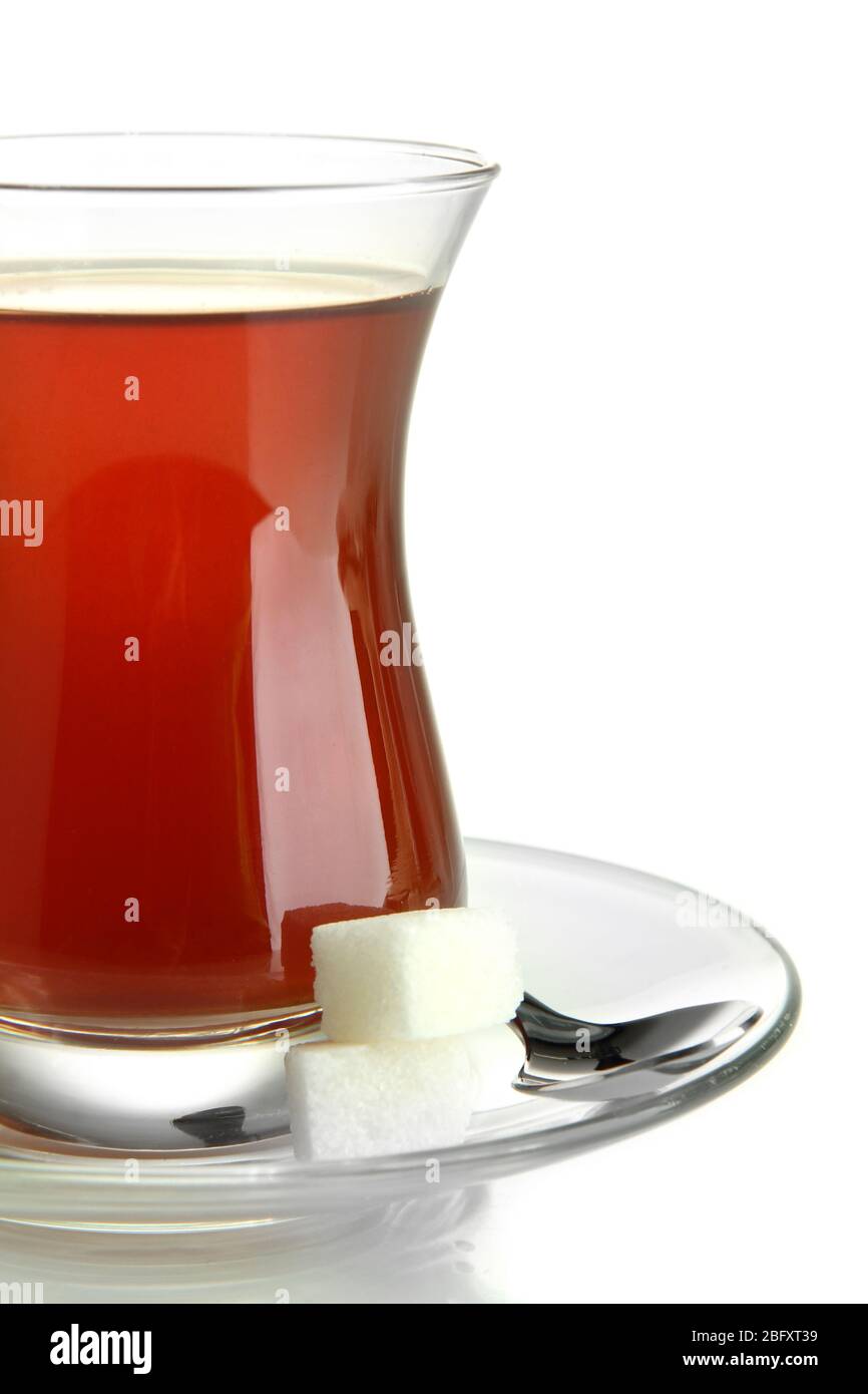 Ein Glas türkischen Tee, isoliert auf weiß Stockfoto