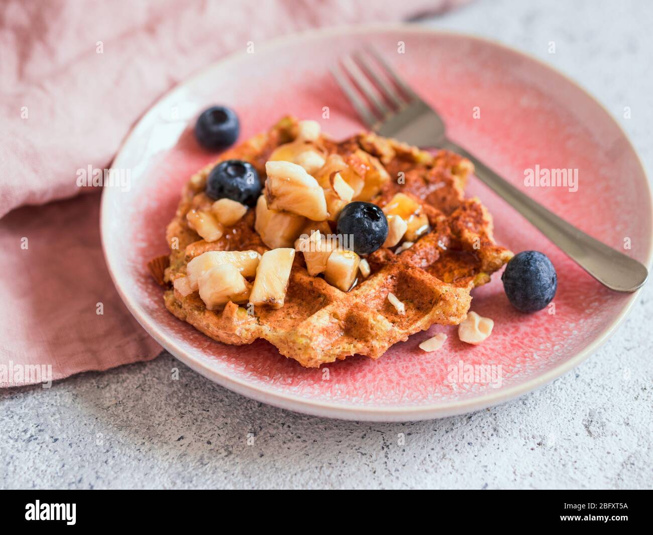 Einfache gesunde glutenfreie Haferwaffeln mit Kopierplatz. Appetitlich hausgemachte Waffeln mit Hafermehl verziert Heidelbeeren, auf Tellern über hellgrauen Zement Hintergrund Stockfoto