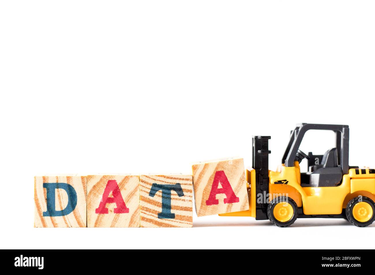 Spielzeug Gabelstapler halten Holz Buchstabenblock A in Wort Daten auf weißem Hintergrund Stockfoto