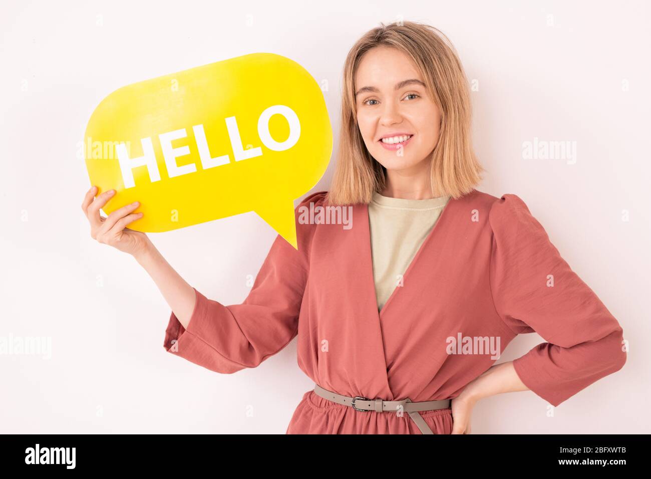 Porträt von lächelnden gesprächigen Frau mit Hallo Tag, sie kommuniziert im Internet Stockfoto