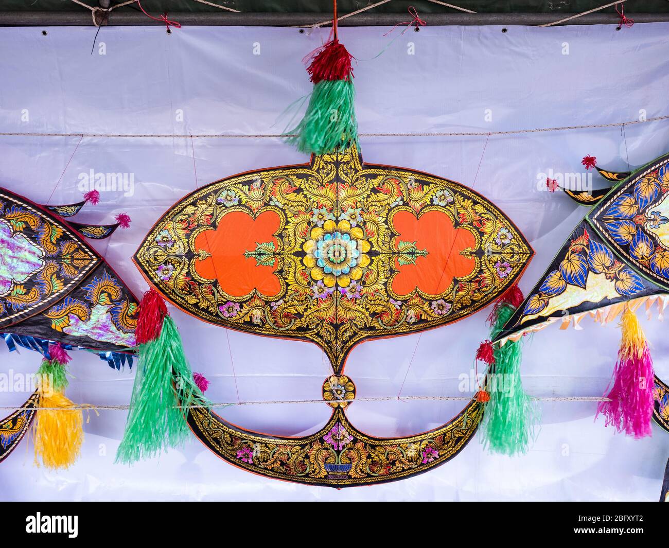 Traditionelle Drachen aus Südthailand während des Satun International Kite Festivals in Satun, Thailand, Februar 2020. Die Drachen aus dieser Gegend sind simi Stockfoto