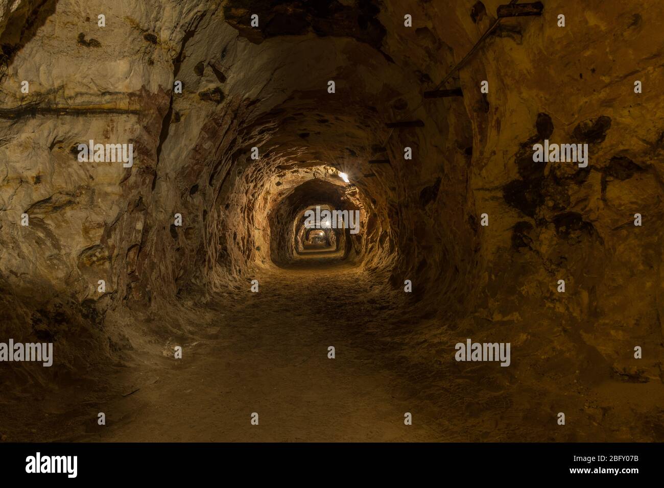 Licht am Ende des Tunnels - unterirdischer Tunnel in einer alten Mine Stockfoto