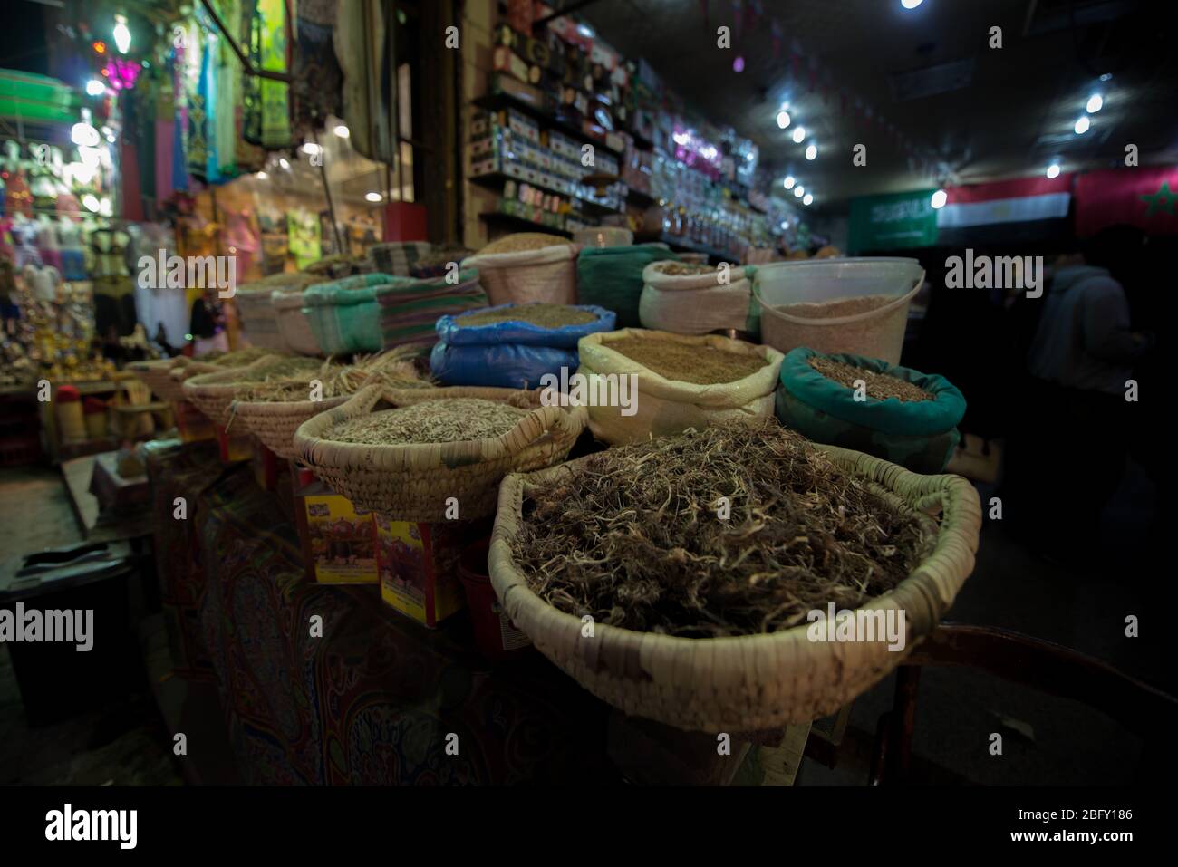 Alte Tempel Ruinen Wüsten und pulsierende Städte in ganz Ägypten zeigt die Landschaft des alten und neuen Ägypten. Pyramiden, Tempel, Flüsse und Ballons und som Stockfoto