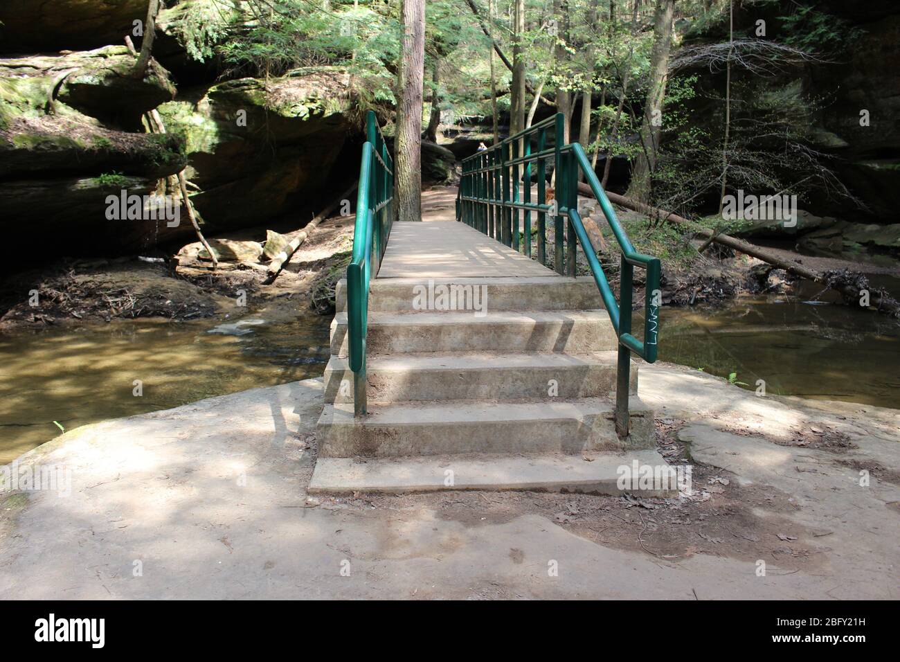 Old man Cave Walk Trail und Wasserfall in Ohio State, Natur grüne Landschaft und grüne Bäume Holz Hängebrücke, Wasserkanal Stockfoto