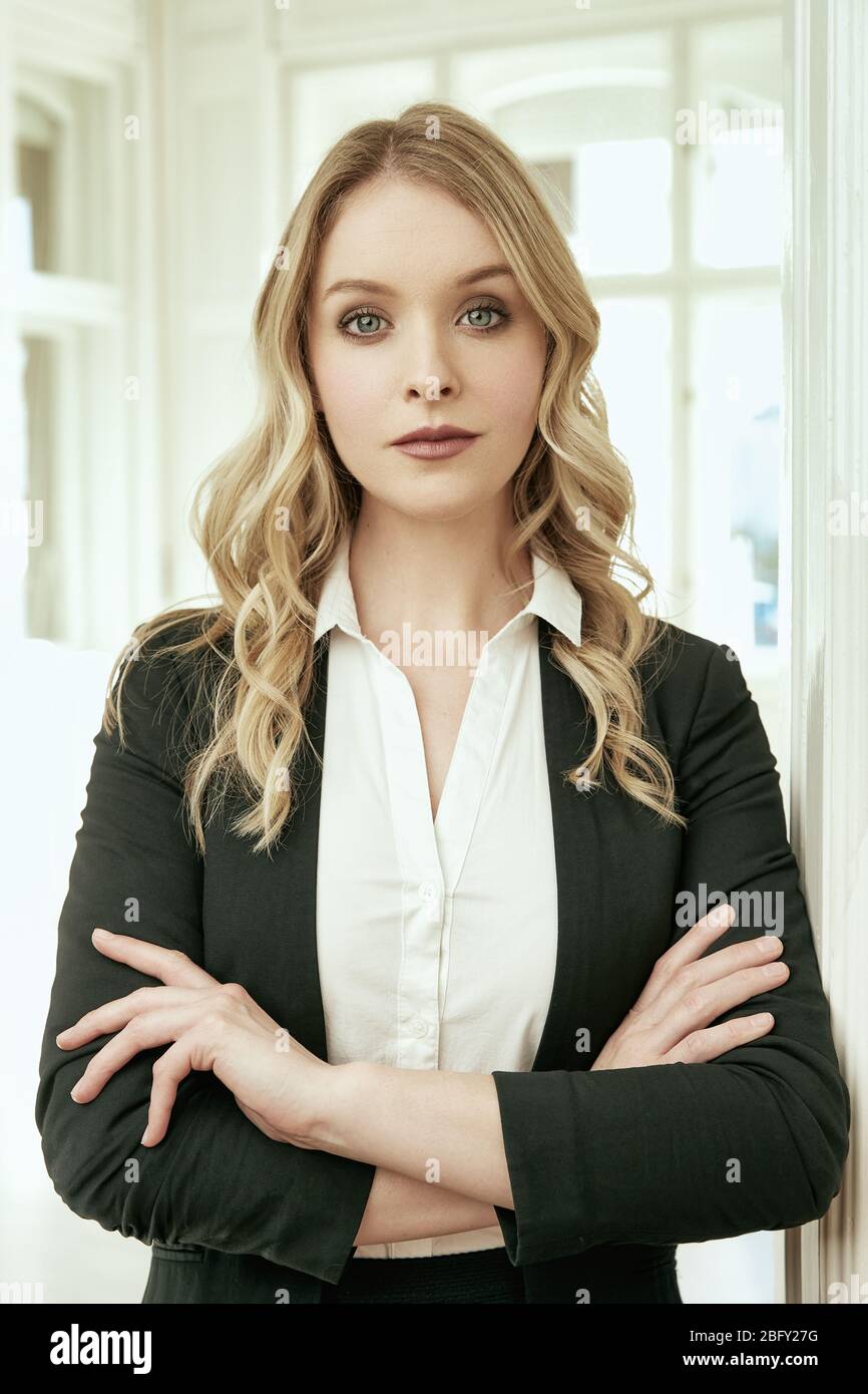 Ein schönes blondes Geschäftsfrau-Porträt. Stockfoto