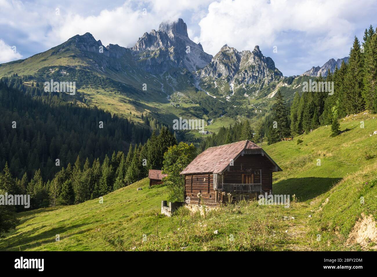 Österreichische Blockhütte mit der 'Großen Bischofsmitra' Berggipfel in Filzmoos, Salzburger Land (Österreich) Stockfoto