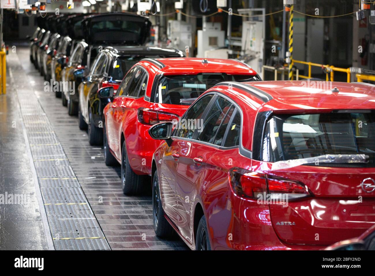 Eine Linie von Autos auf einer Linie für die Fahrzeugmontage in der Vauxhall-Autofabrik während der Vorbereitungstests und Neugestaltung vor der Wiedereröffnung nach dem Ausbruch des COVID-19. Das Werk mit Sitz in Ellesmere Port, Wirral, wurde 1962 eröffnet und beschäftigt derzeit rund 1100 Mitarbeiter. Die Produktion wurde am 17. März 2020 eingestellt und wird nur auf Anraten der britischen Regierung wieder aufgenommen, was strenge physische Entfernungsmaßnahmen am gesamten Standort beinhaltet. Stockfoto