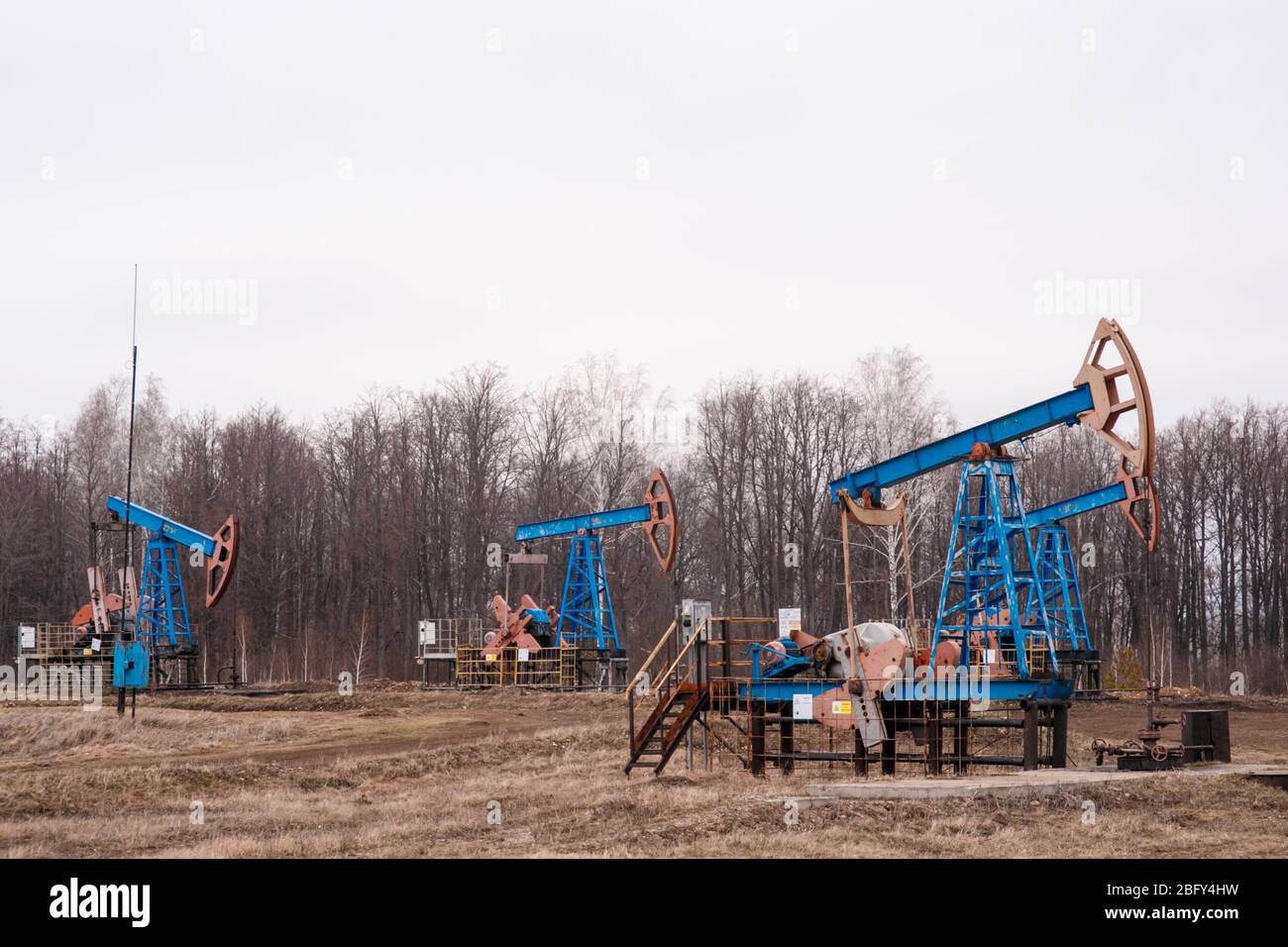 Grüne Ölpumpe Ölbohrinsel Energie Industriemaschine für Erdöl Rohöl. Ölkrise. Russland Pumpen Ölverschmutzung Stockfoto