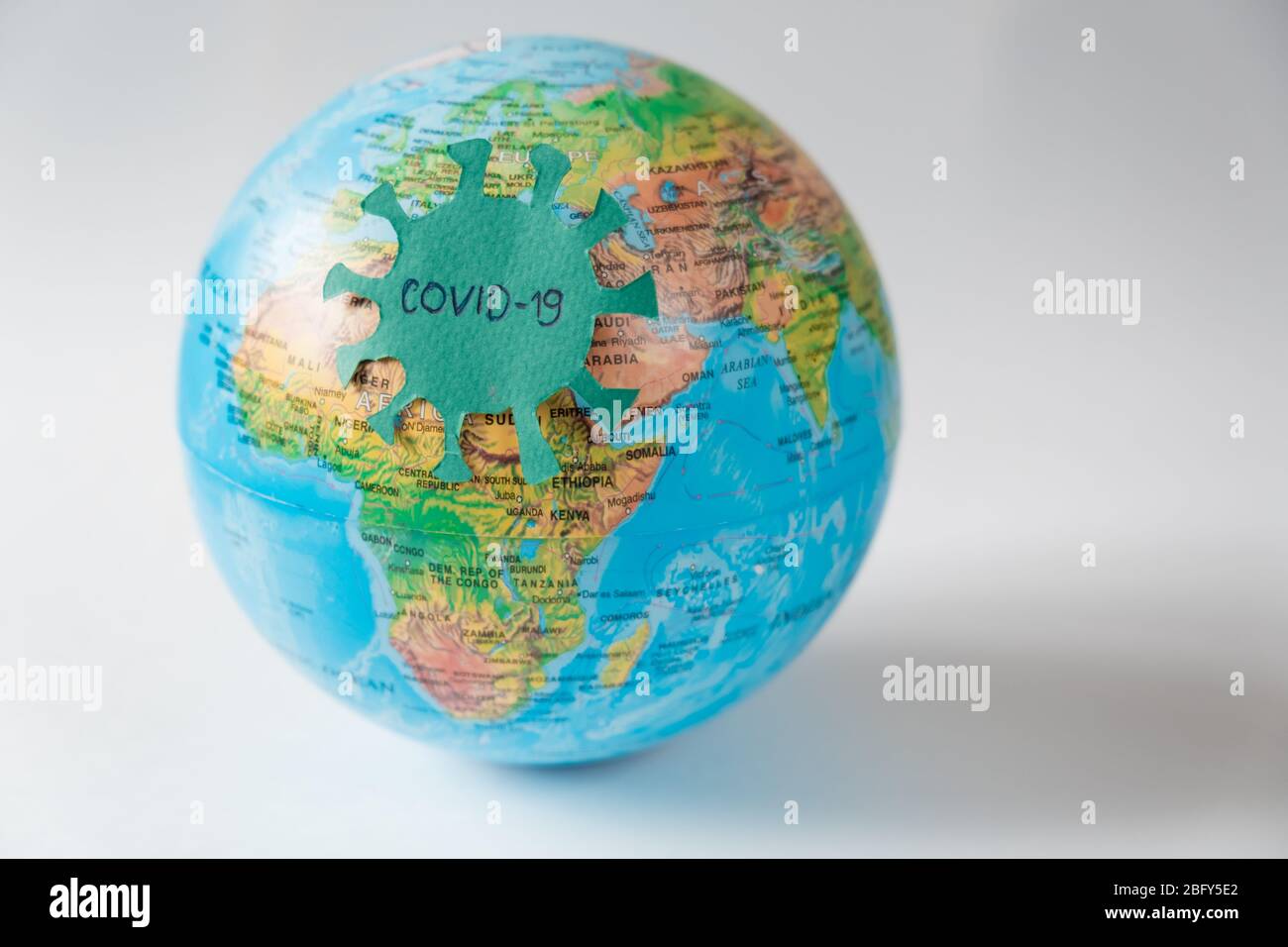 Pandemic Covid-19. Globus mit dem Coronavarus-Virus auf weißem Hintergrund. Das Konzept einer globalen Epidemie Stockfoto